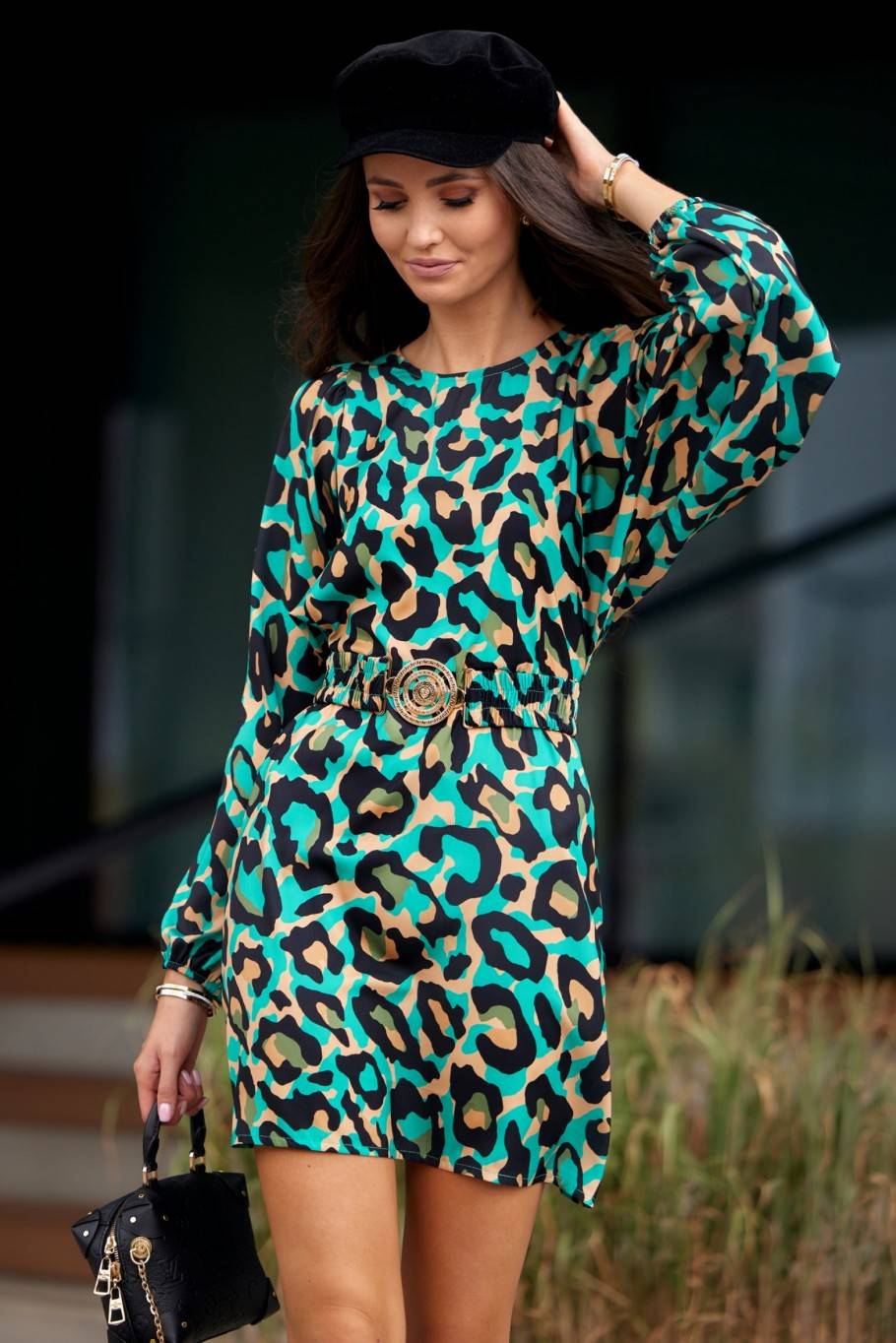 Patterned dress with a belt at the waist Y05