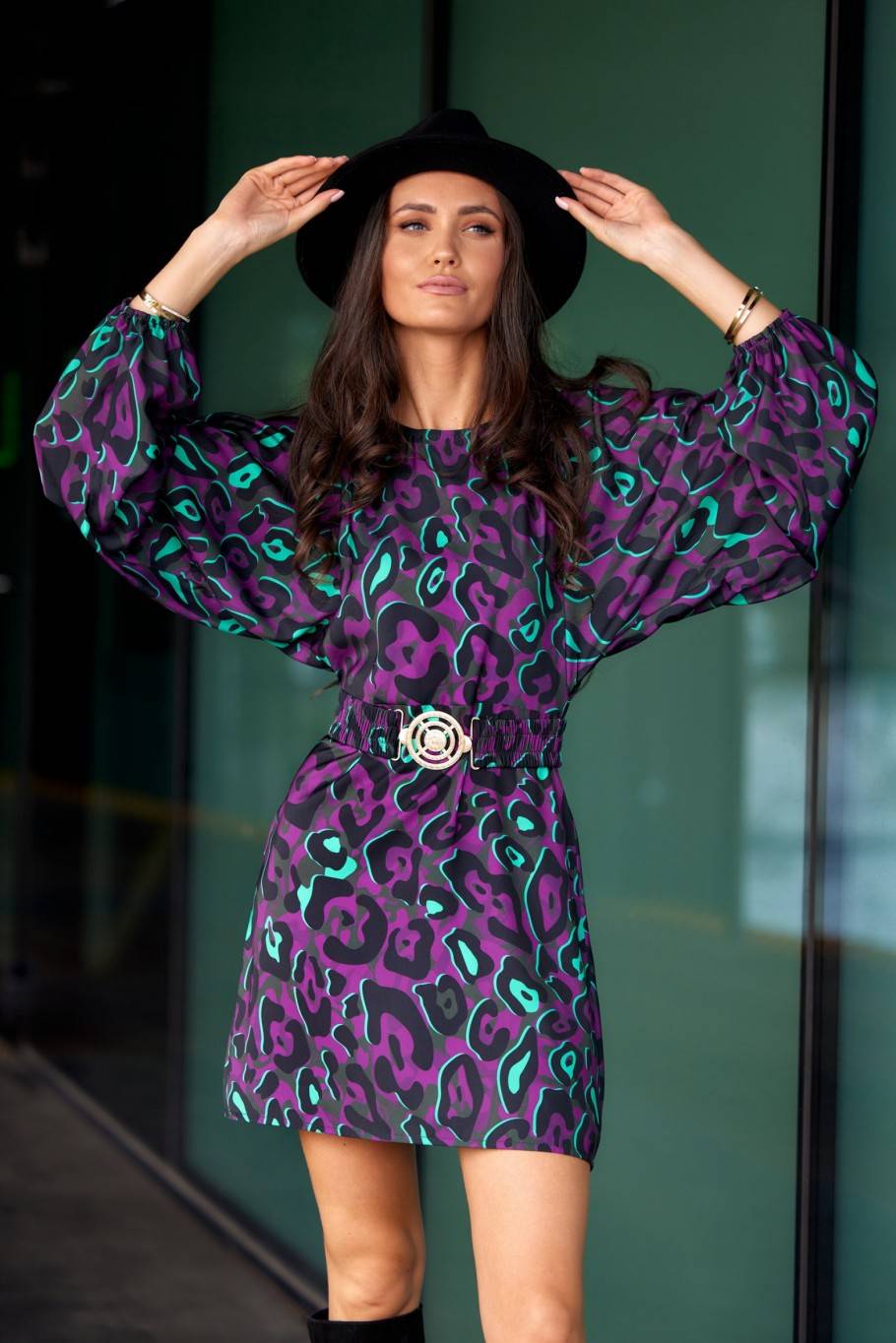 Patterned dress with a belt at the waist Y04