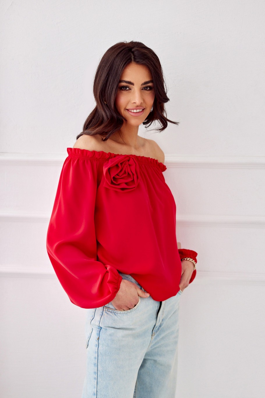 Rosie - Schulternahe Bluse mit langen Ärmeln und einer Rose CZE
